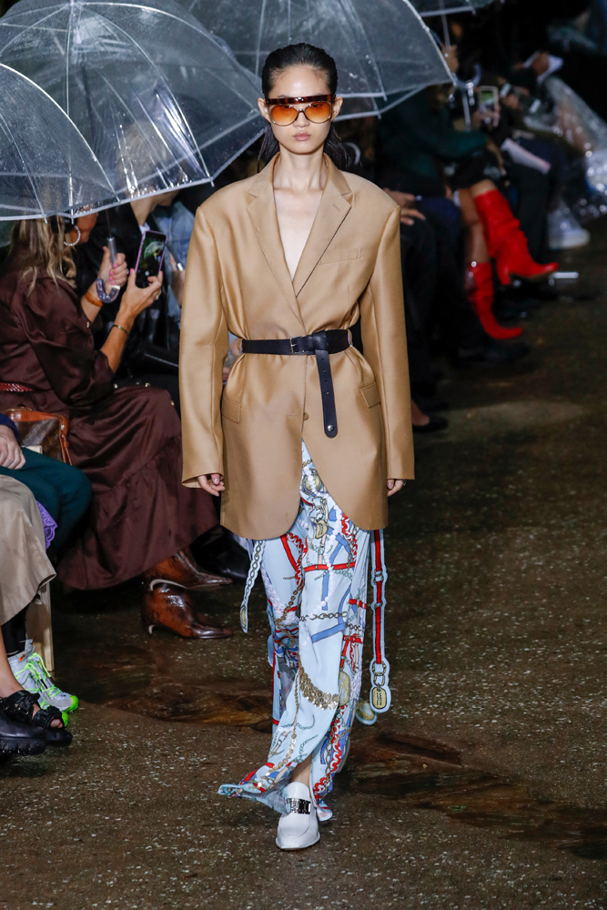 YAĞMURUN ALTINDA LANVIN DEFİLESİ