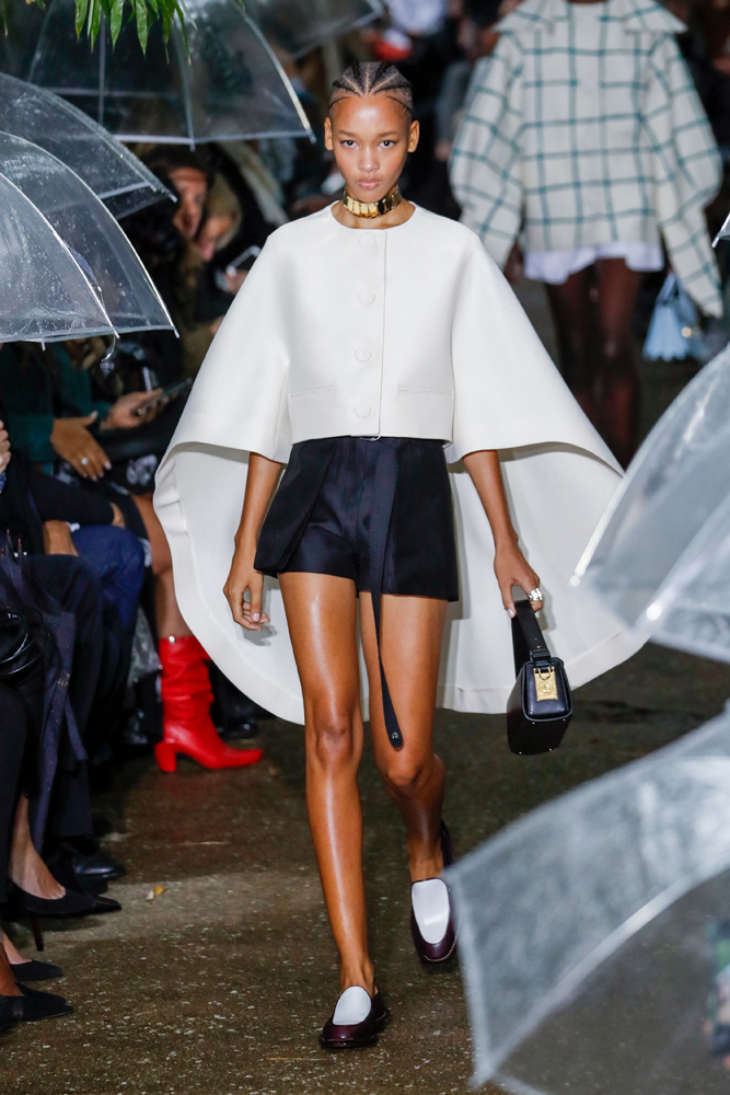 YAĞMURUN ALTINDA LANVIN DEFİLESİ