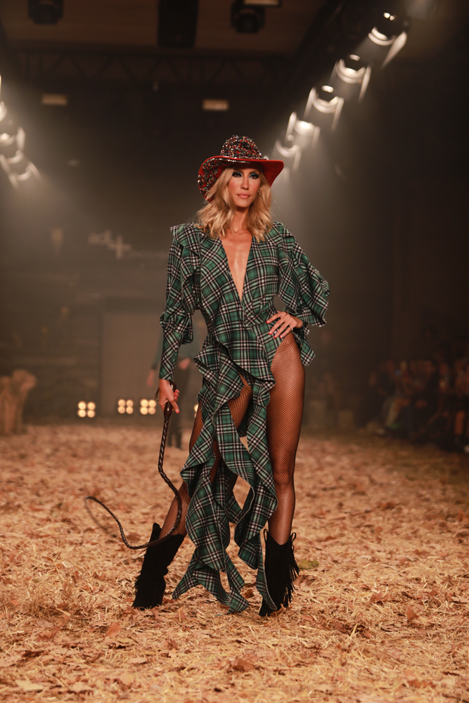 CENGİZ ABAZOĞLU DEFİLESİ