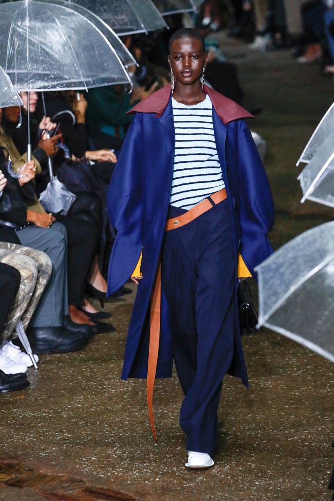 YAĞMURUN ALTINDA LANVIN DEFİLESİ