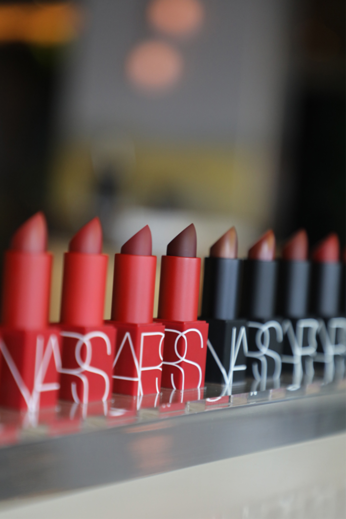 SİYAH VE KIRMIZI BAŞROLDE  