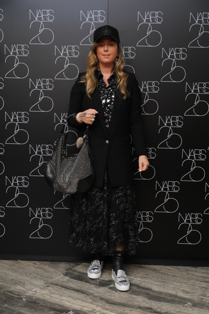 SİYAH VE KIRMIZI BAŞROLDE  