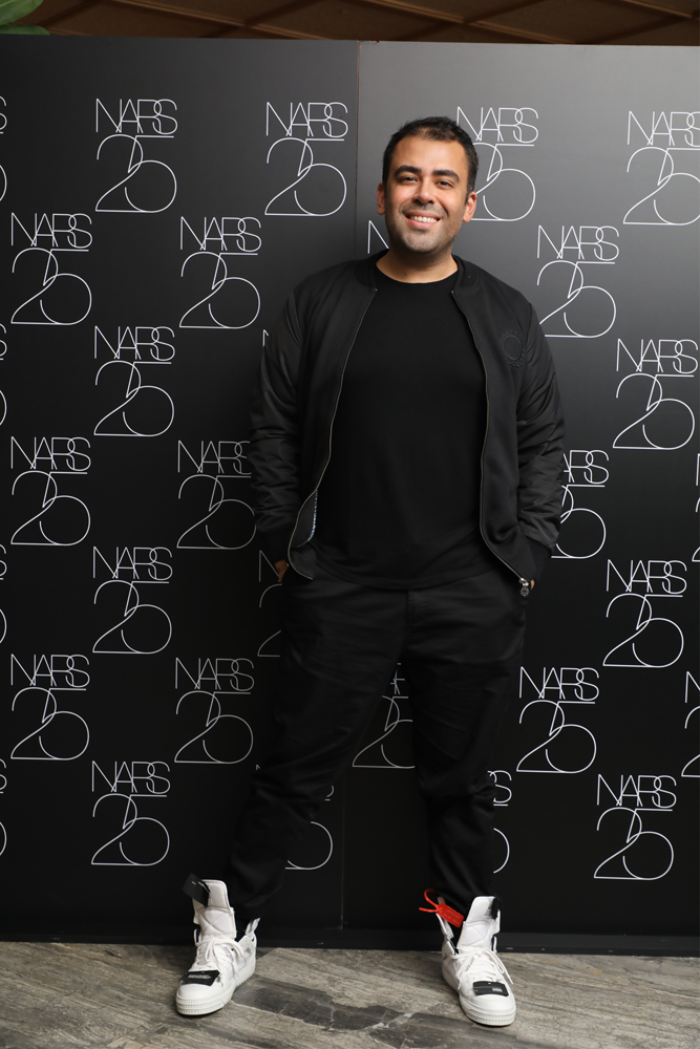 SİYAH VE KIRMIZI BAŞROLDE  