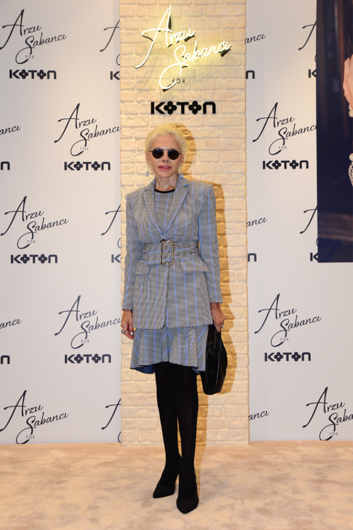 STİLİNİ TASARIMLARA YANSITTI