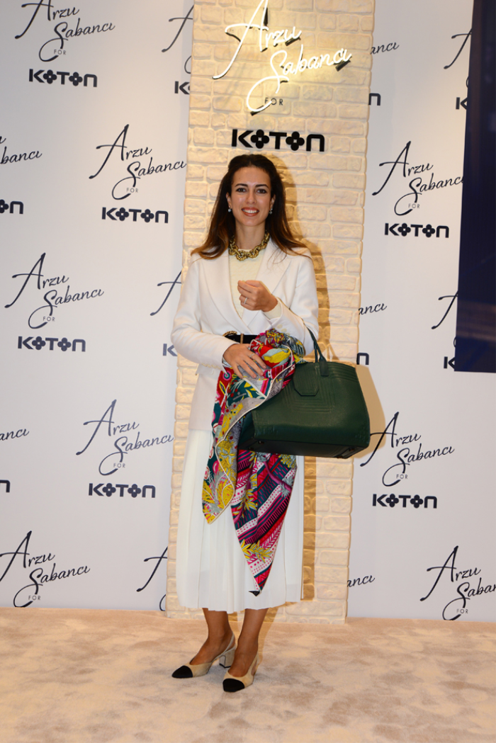 STİLİNİ TASARIMLARA YANSITTI