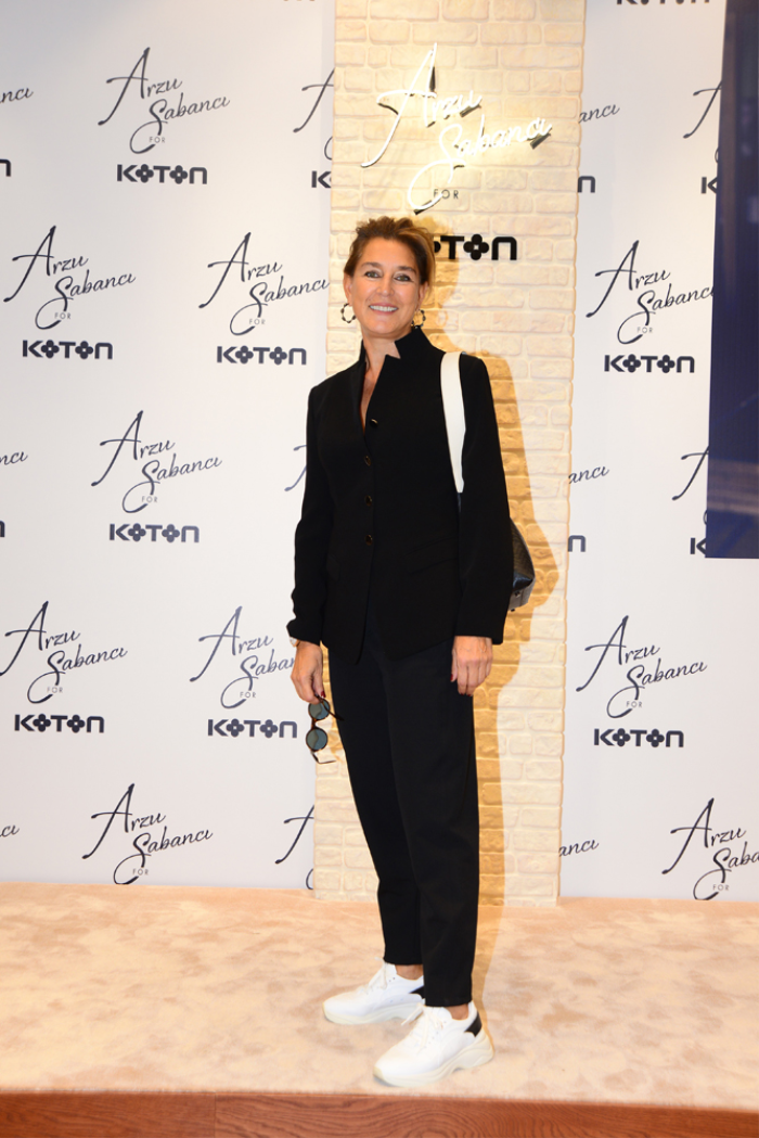 STİLİNİ TASARIMLARA YANSITTI