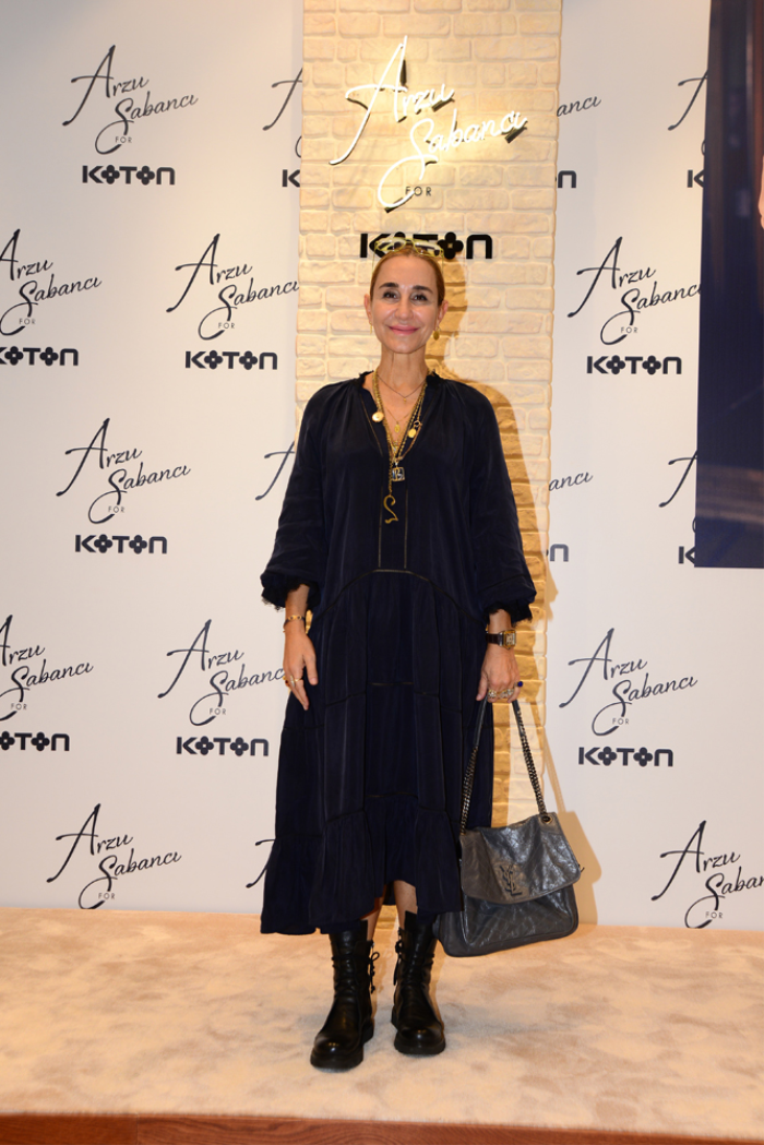 STİLİNİ TASARIMLARA YANSITTI