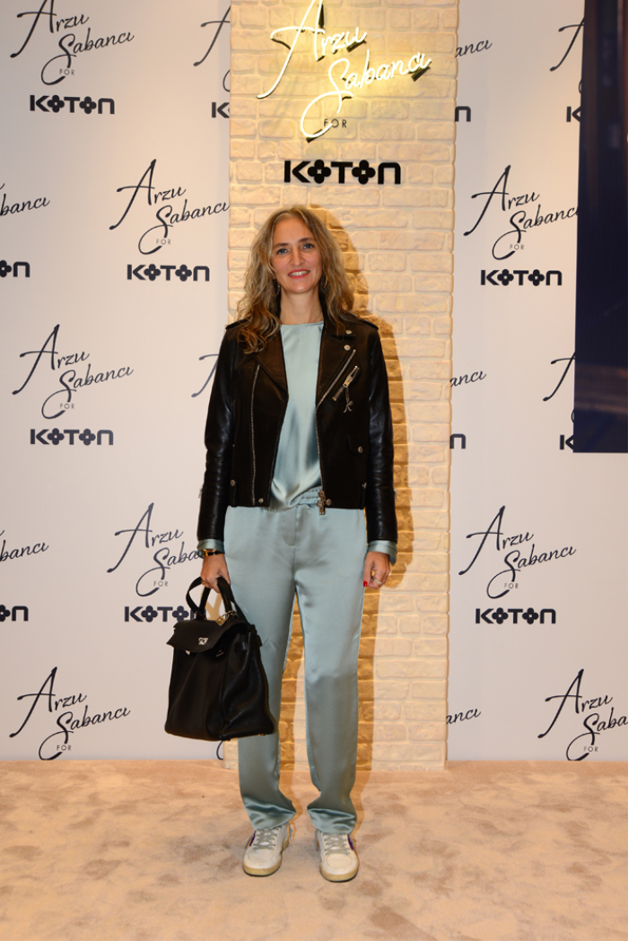 STİLİNİ TASARIMLARA YANSITTI