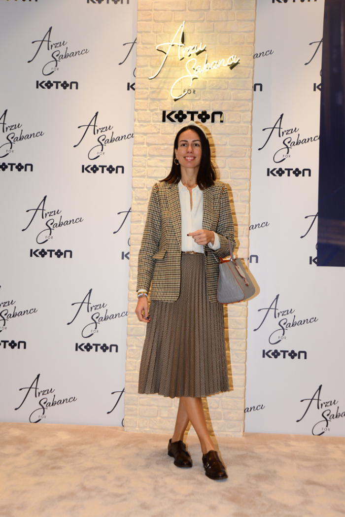 STİLİNİ TASARIMLARA YANSITTI