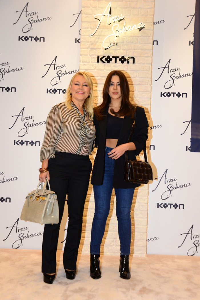 STİLİNİ TASARIMLARA YANSITTI