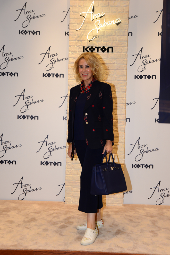 STİLİNİ TASARIMLARA YANSITTI