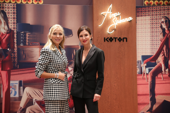 STİLİNİ TASARIMLARA YANSITTI