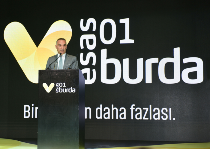 İŞ VE SANAT DÜNYASI AÇILIŞTA BULUŞTU