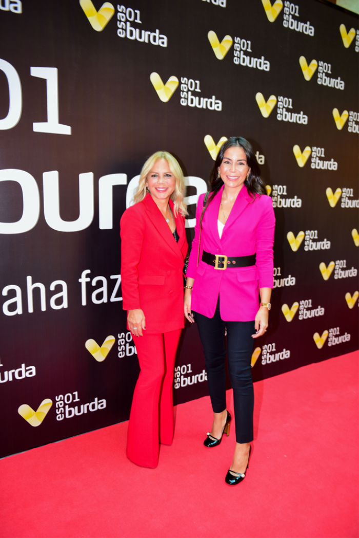 İŞ VE SANAT DÜNYASI AÇILIŞTA BULUŞTU