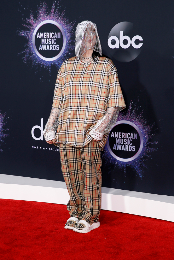 AMERİKAN MÜZİK ÖDÜLLERİ’NDE KIRMIZI HALI