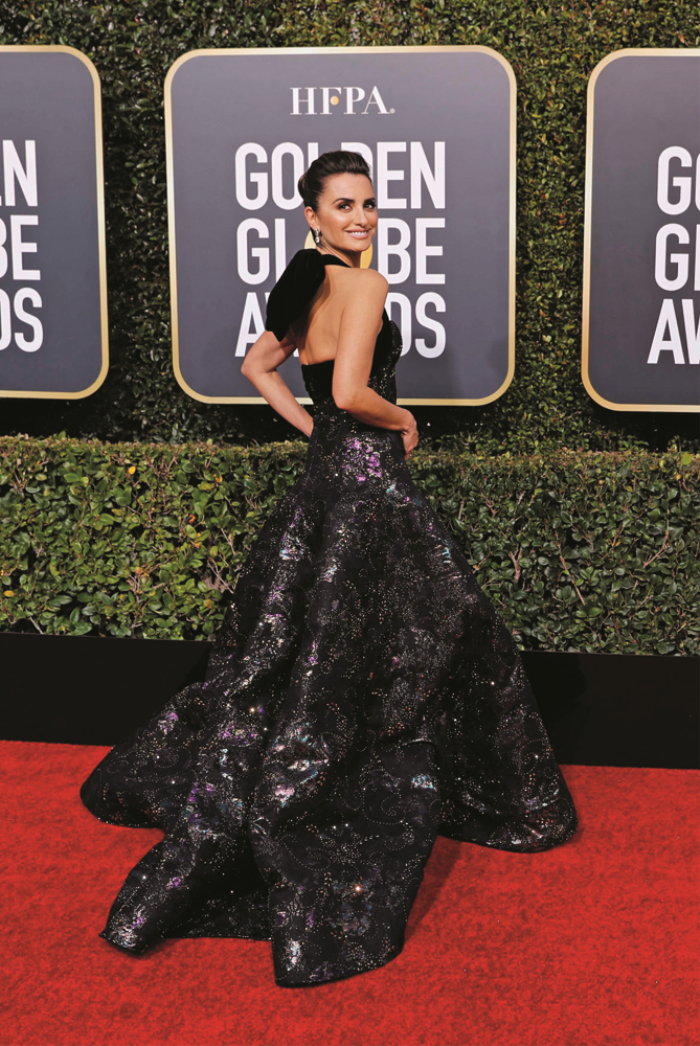 KIRMIZI HALIDA ÜNLÜ İSİMLERİN KARNESİ