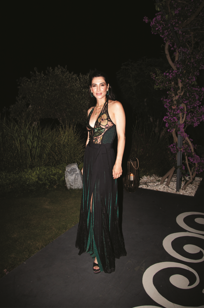 KIRMIZI HALIDA ÜNLÜ İSİMLERİN KARNESİ