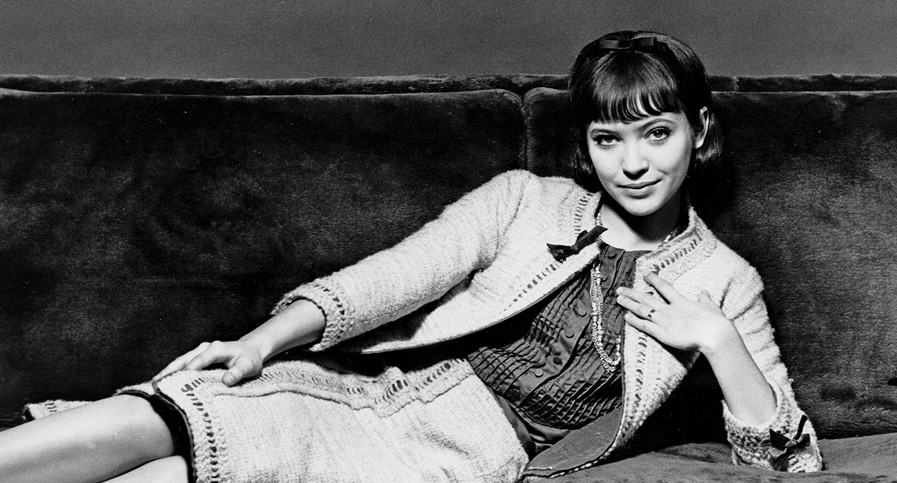 BEYAZ PERDEDE CHANEL İMZASI