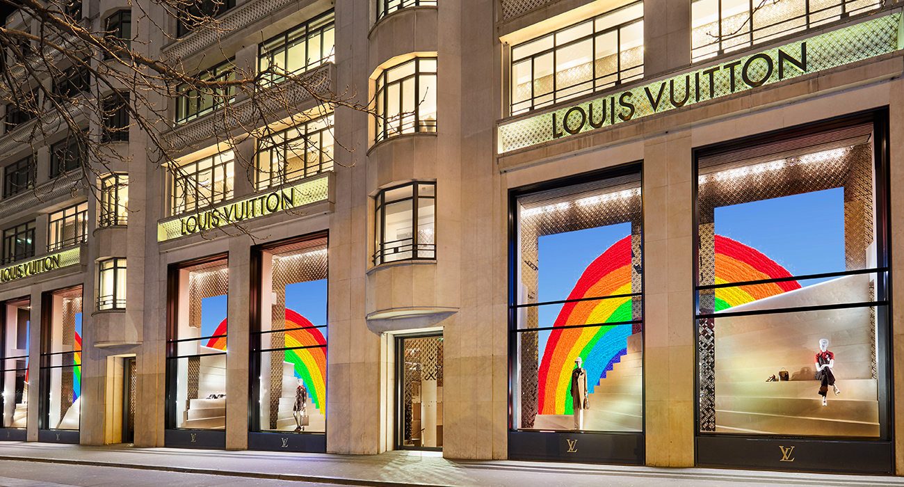LOUIS VUITTON’DAN RENGARENK VİTRİNLER