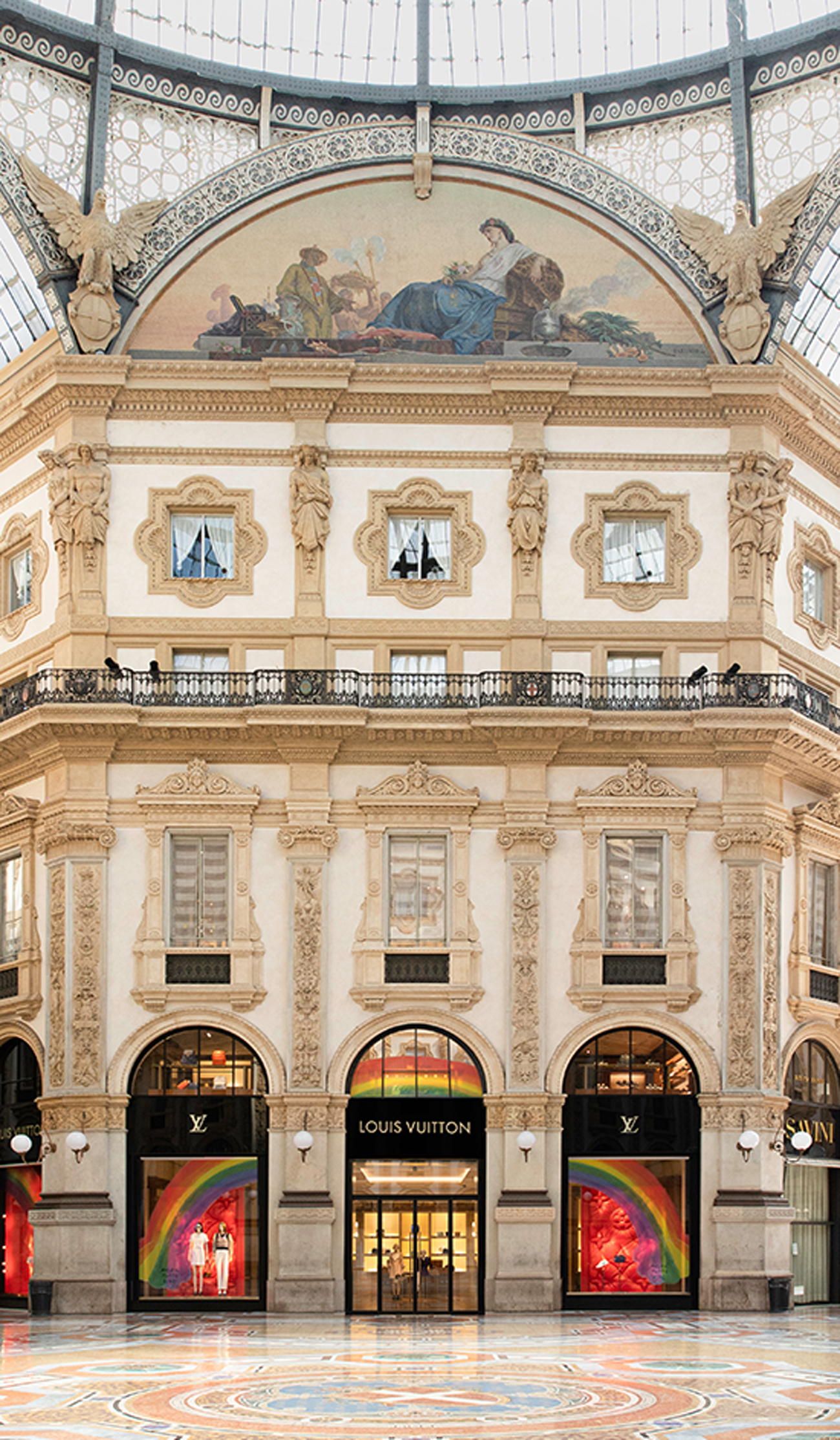 LOUIS VUITTON’DAN RENGARENK VİTRİNLER