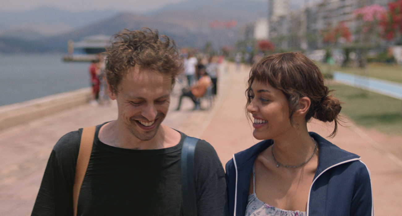 DİLAN ÇİÇEK DENİZ VE METİN AKDÜLGER'DEN YENİ FİLM