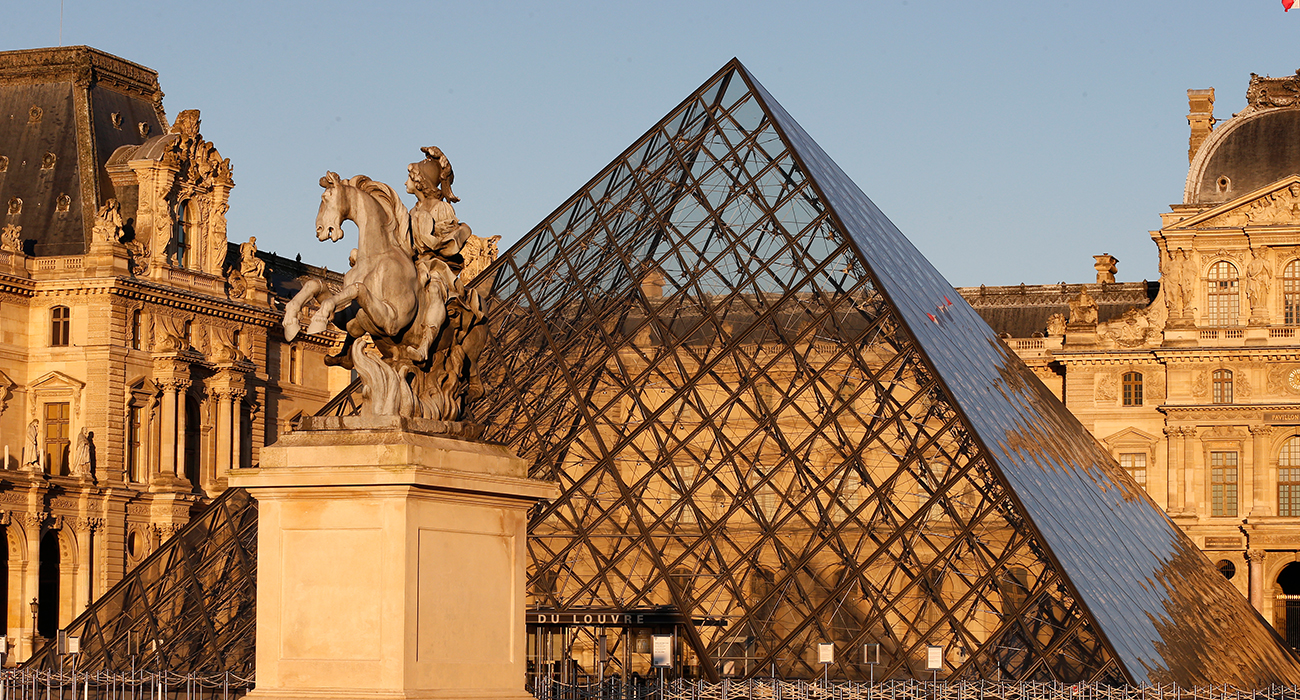 LOUVRE MÜZESİ KAPILARINI YENİDEN AÇIYOR