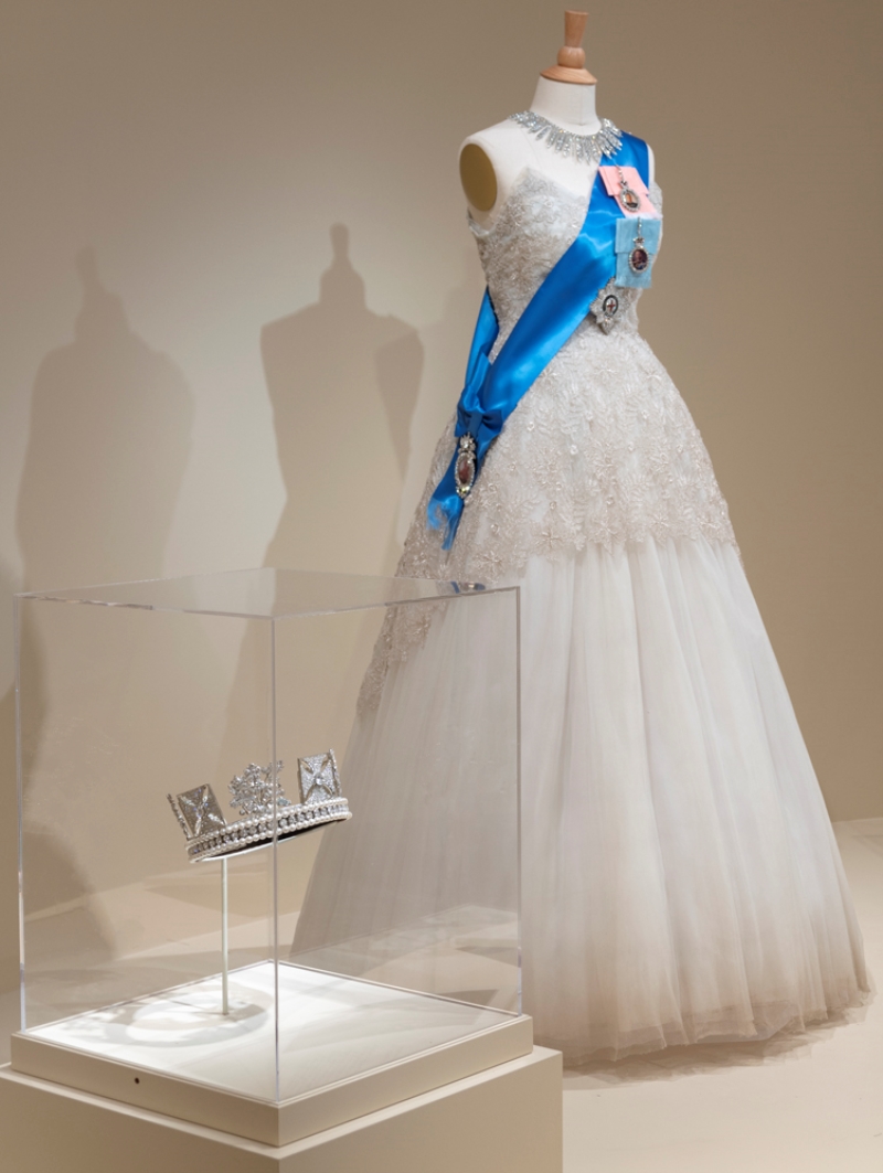 The Crown Dizisinin Kostümleri