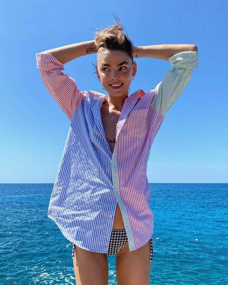 Plaj Trendi: Mayo Üstü Gömlek