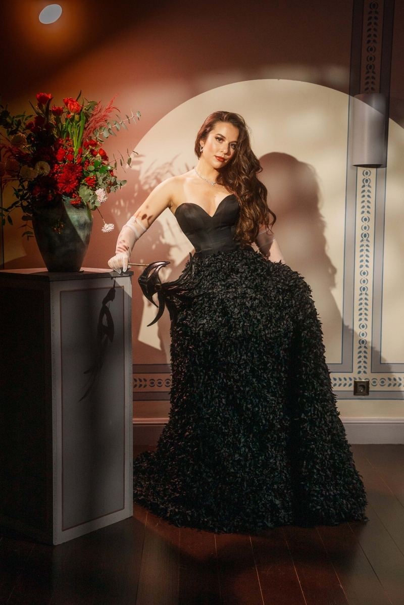 Ecem Lawton'dan Maskeli Balo Daveti