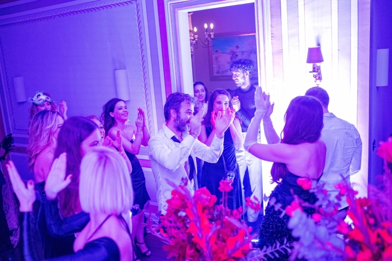 Ecem Lawton'dan Maskeli Balo Daveti