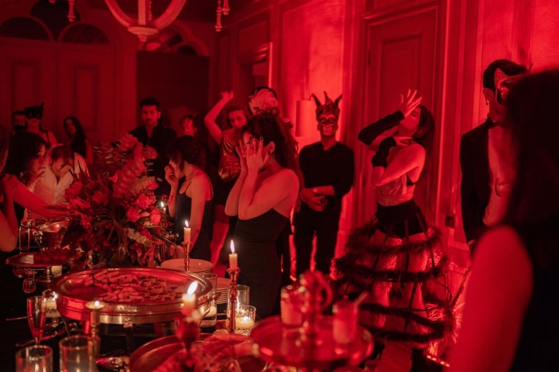 Ecem Lawton'dan Maskeli Balo Daveti