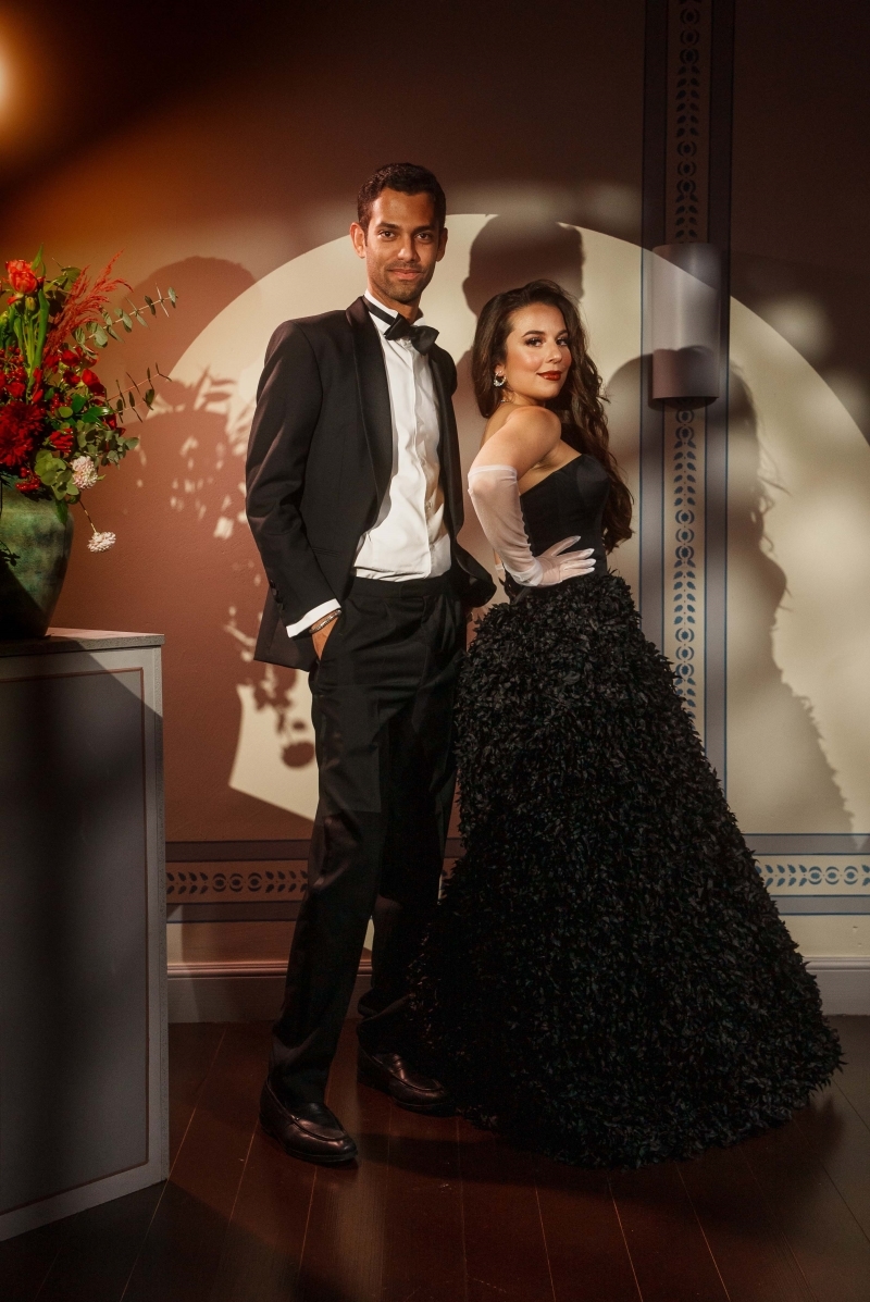 Ecem Lawton'dan Maskeli Balo Daveti