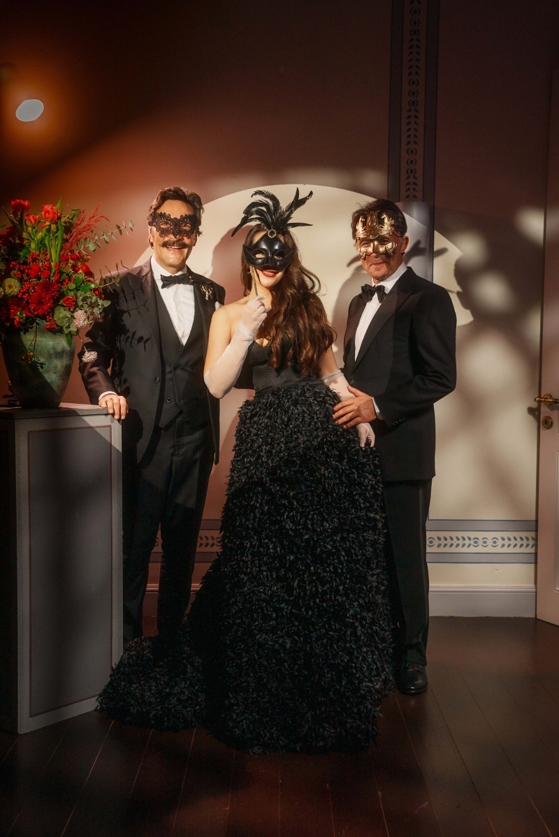 Ecem Lawton'dan Maskeli Balo Daveti