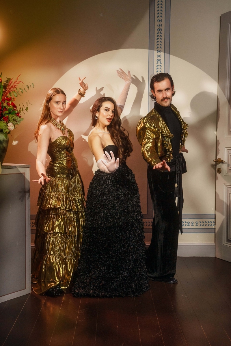 Ecem Lawton'dan Maskeli Balo Daveti