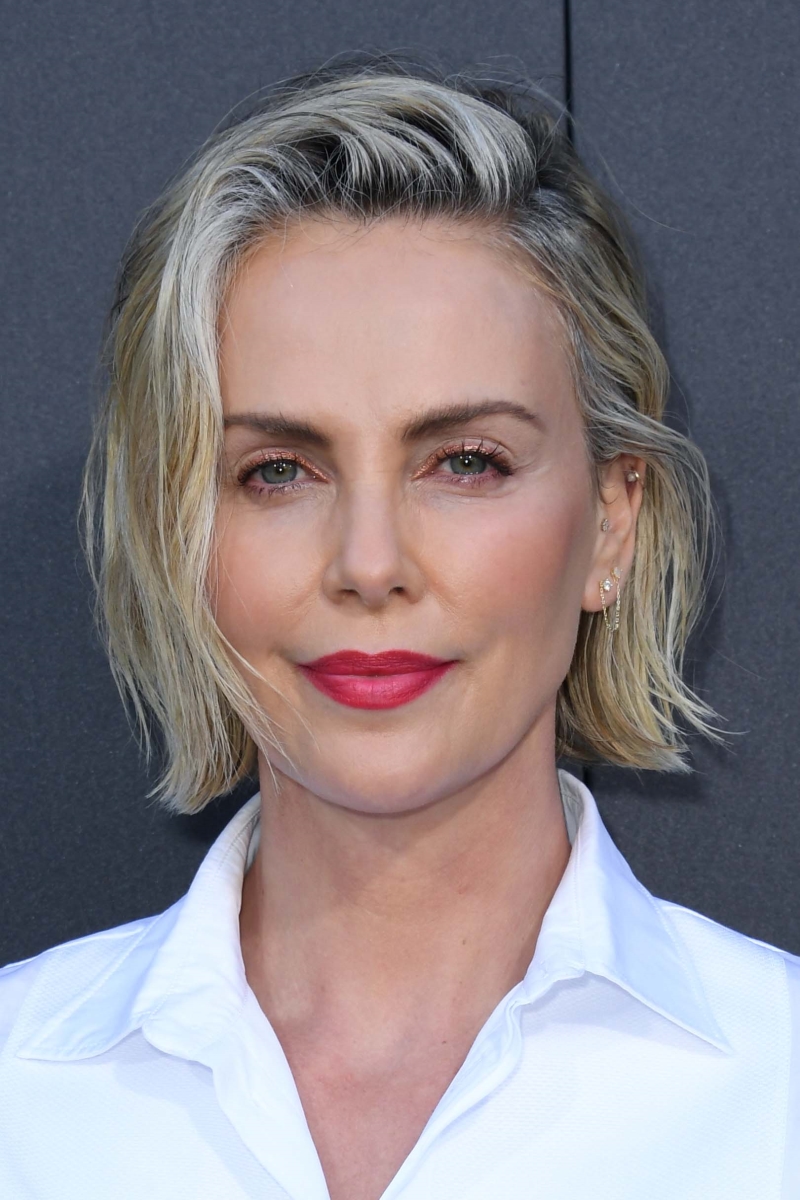 Charlize Theron'un Siyah Saçları