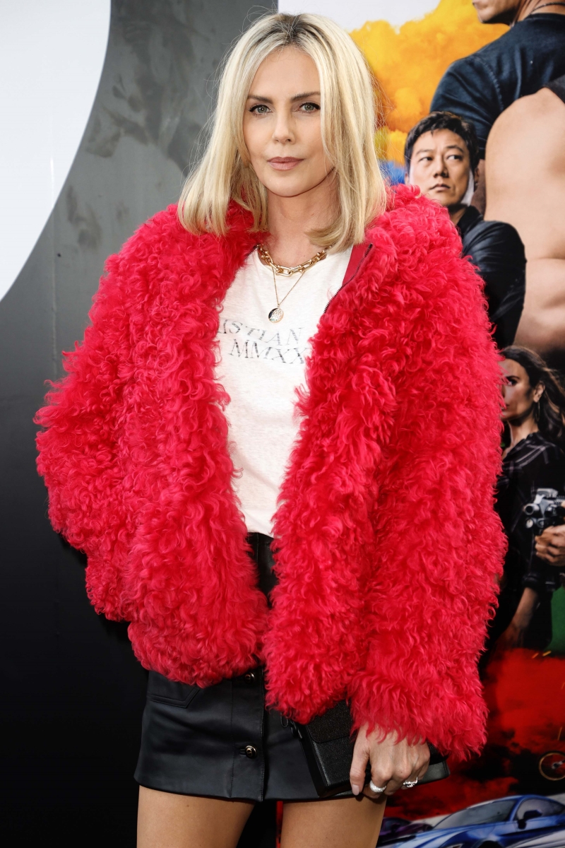 Charlize Theron'un Siyah Saçları