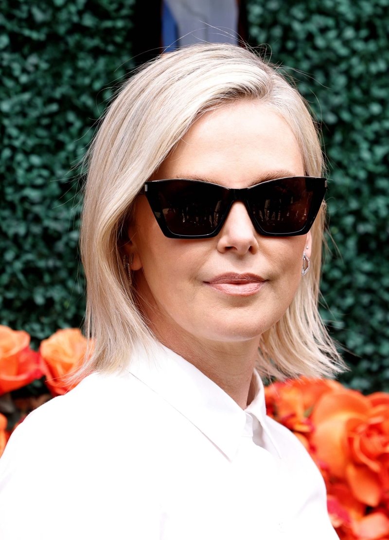 Charlize Theron'un Siyah Saçları