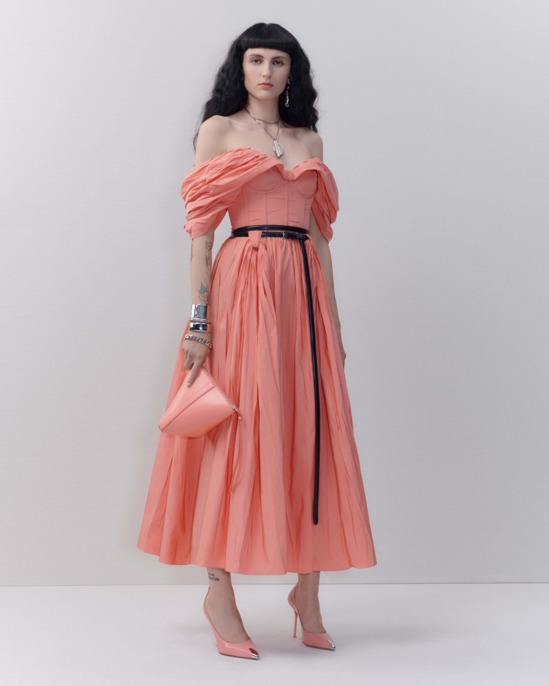 Alexander McQueen'in Tasarımları Sanatla Birleşti