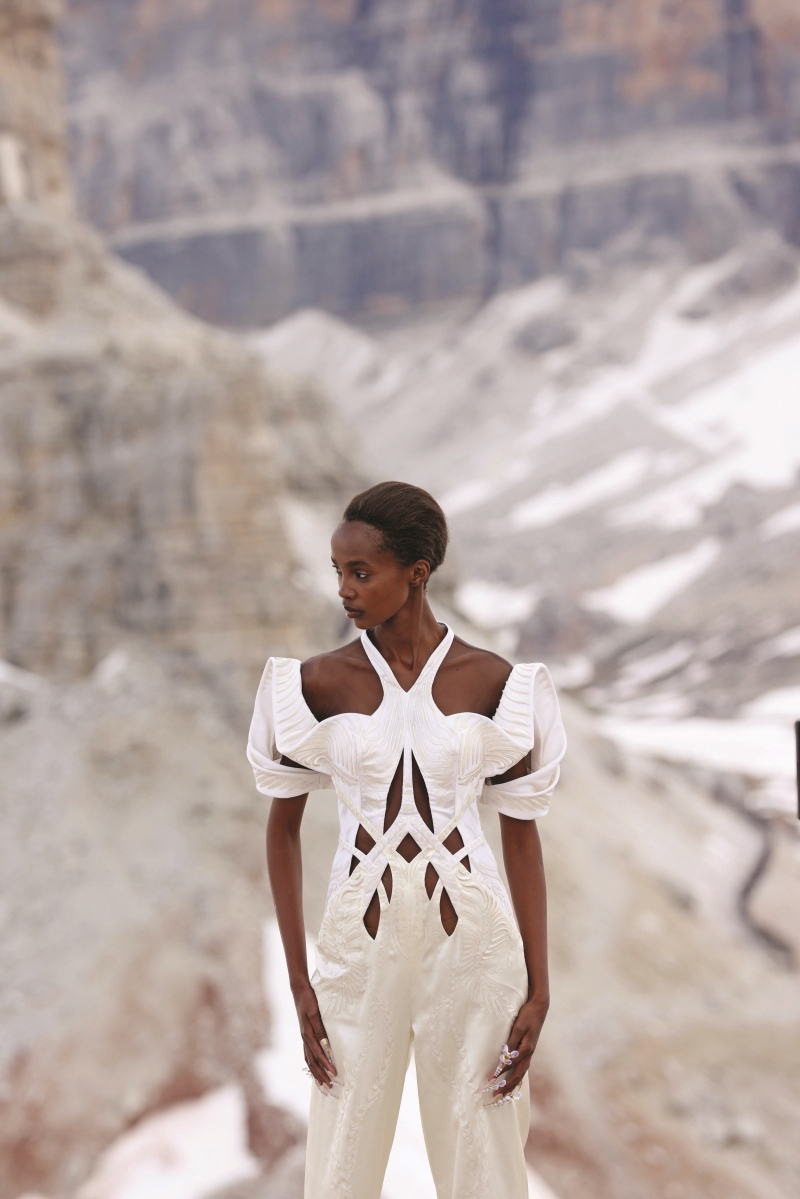 Paris Haute Couture Moda Haftası'ndan Öne Çıkan Görünümler