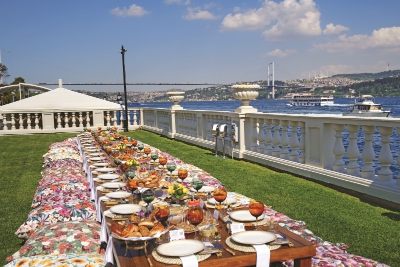 Nur Karaata Uğurlu'nun Çırağan Sarayı'nda Yeni Koleksiyon Daveti