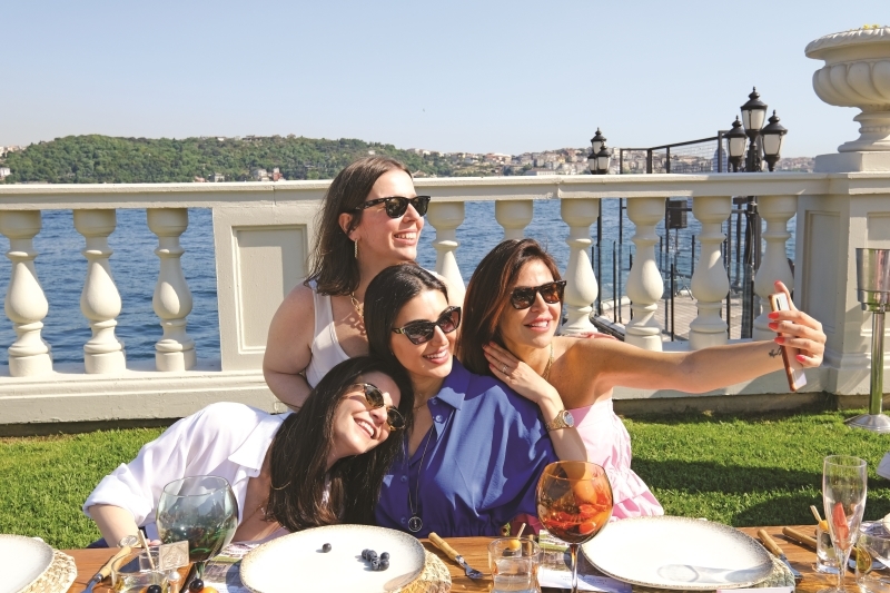 Nur Karaata Uğurlu'nun Çırağan Sarayı'nda Yeni Koleksiyon Daveti