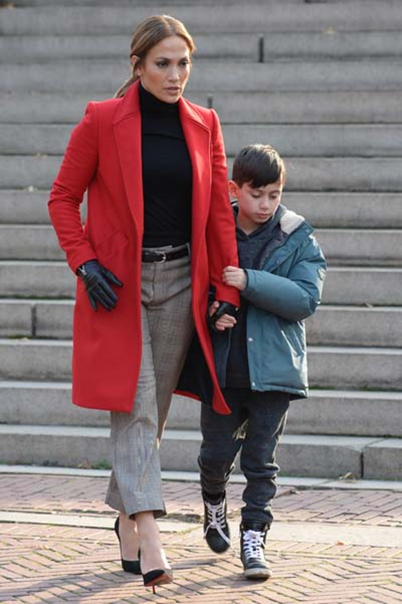 JENNIFER LOPEZ ÇEKİM ARALARINDA ÇOCUKLARIYLA