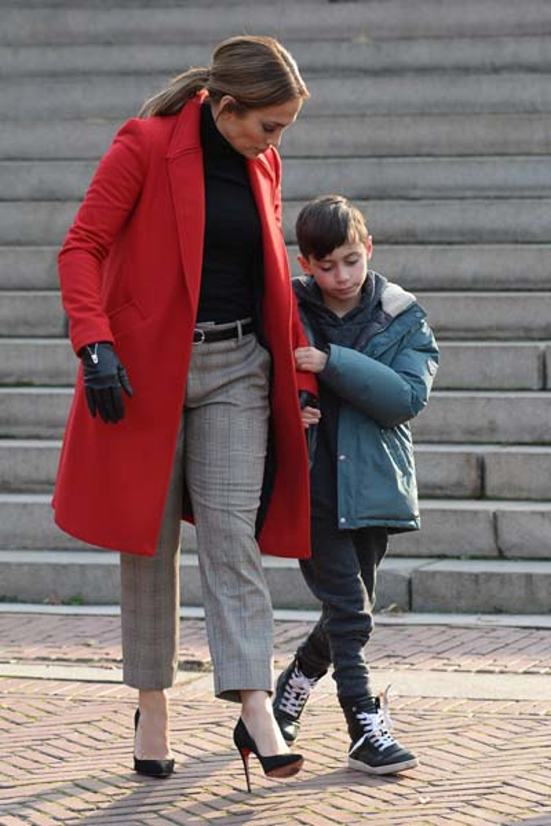 JENNIFER LOPEZ ÇEKİM ARALARINDA ÇOCUKLARIYLA