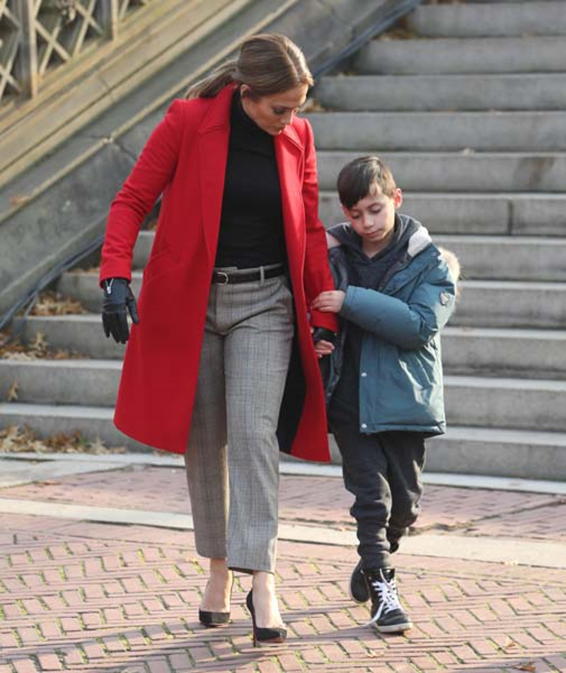 JENNIFER LOPEZ ÇEKİM ARALARINDA ÇOCUKLARIYLA