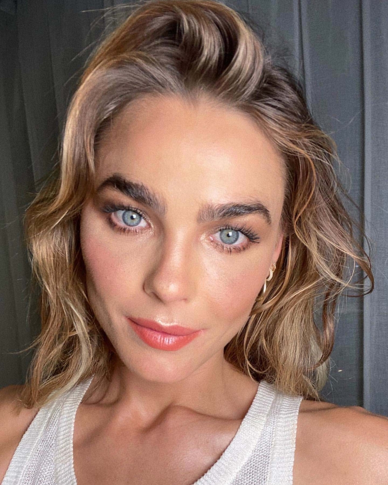 Parıltılı Göz Makyajı Önerileri 2022