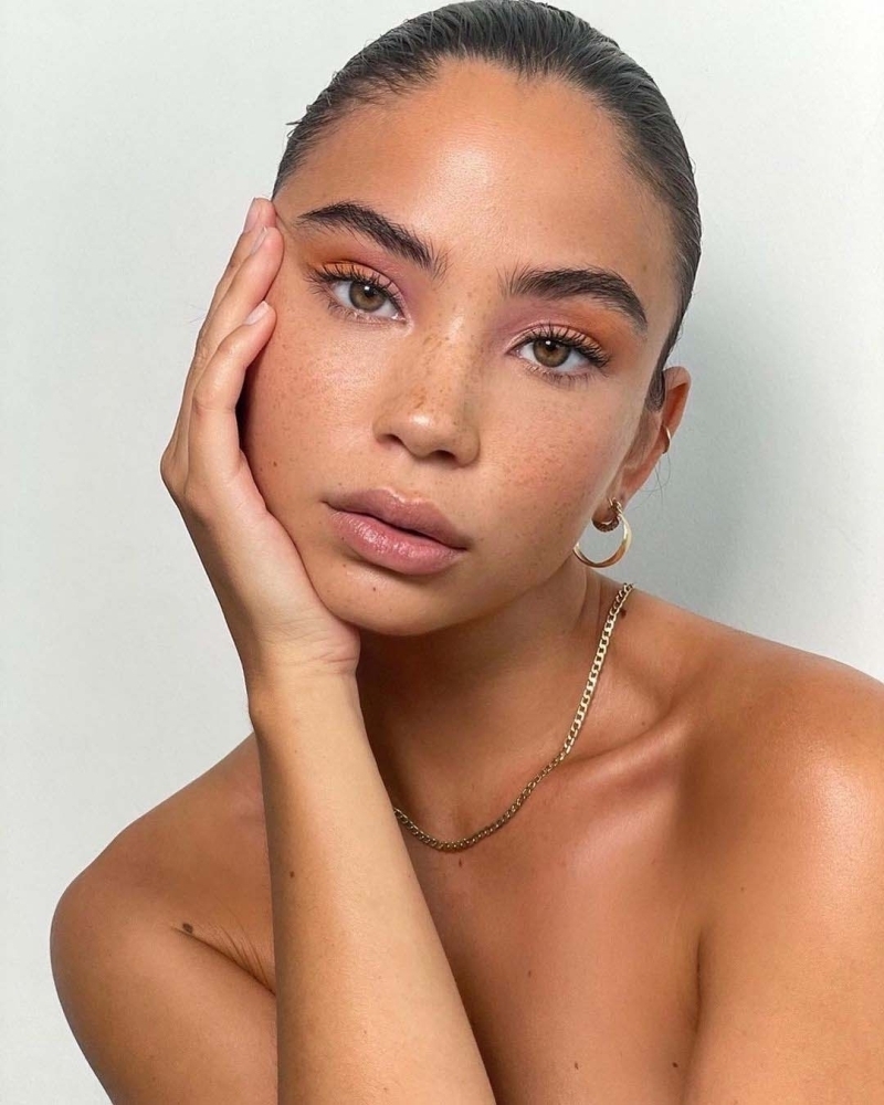 2022 En İyi Şeffaf Ten Makyajı Görünümleri