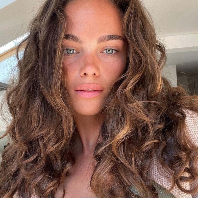 2022 En İyi Şeffaf Ten Makyajı Görünümleri