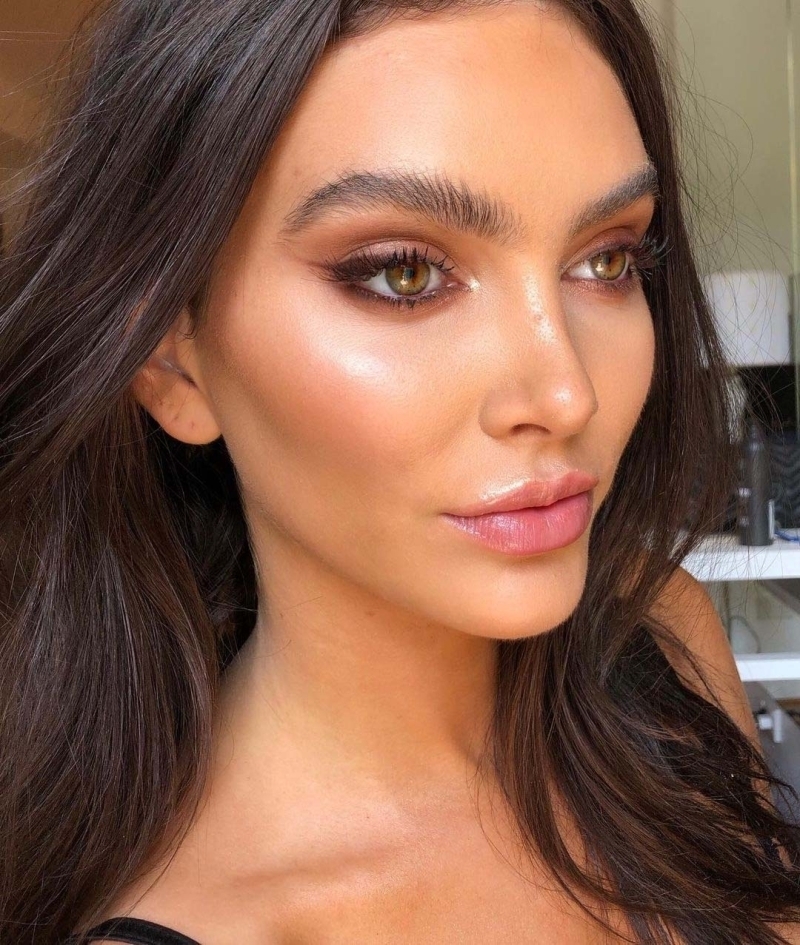 2022 En İyi Şeffaf Ten Makyajı Görünümleri