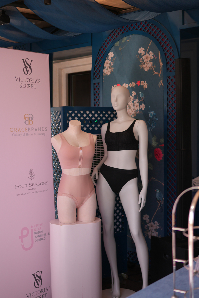 Victoria's Secret'tan Meme Kanseri Farkındalık Ayı'na Özel Davet