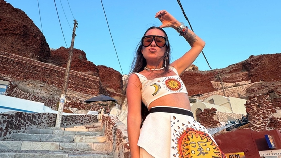 Zeynep Tosun'la Santorini: İlham Dolu Bir Yolculuk